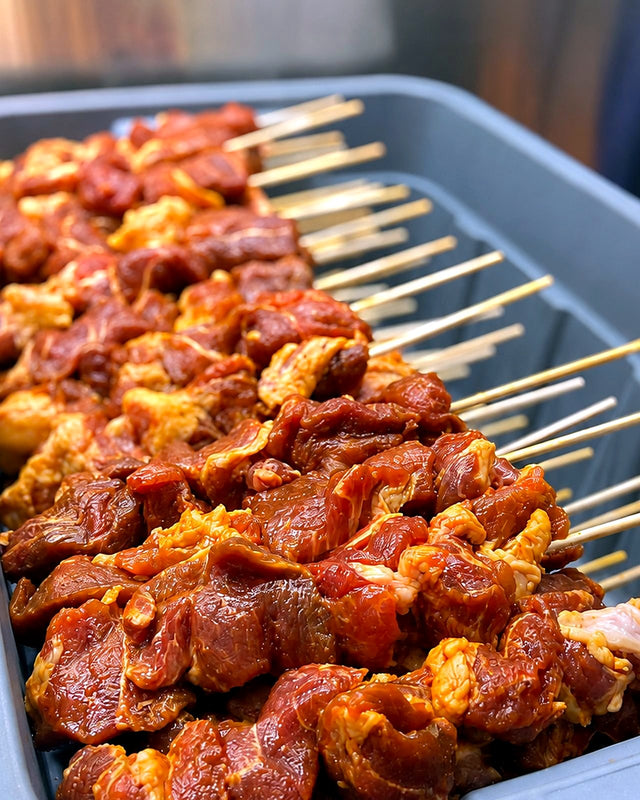 Pinchos de cerdo crudos marinados en bandeja
