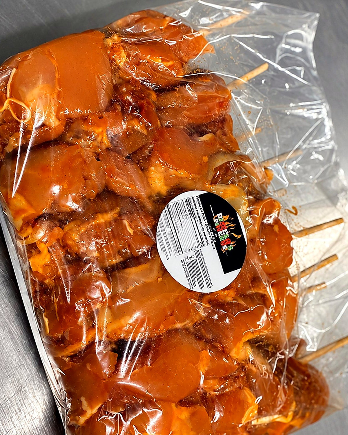Paquete sellado de mini pinchos de pollo