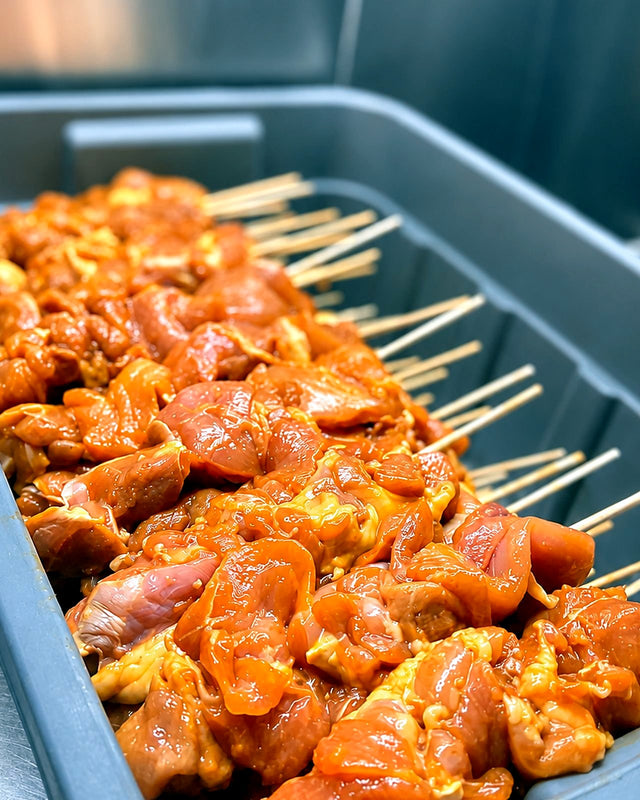 Pinchos de pollo crudos marinados en bandeja